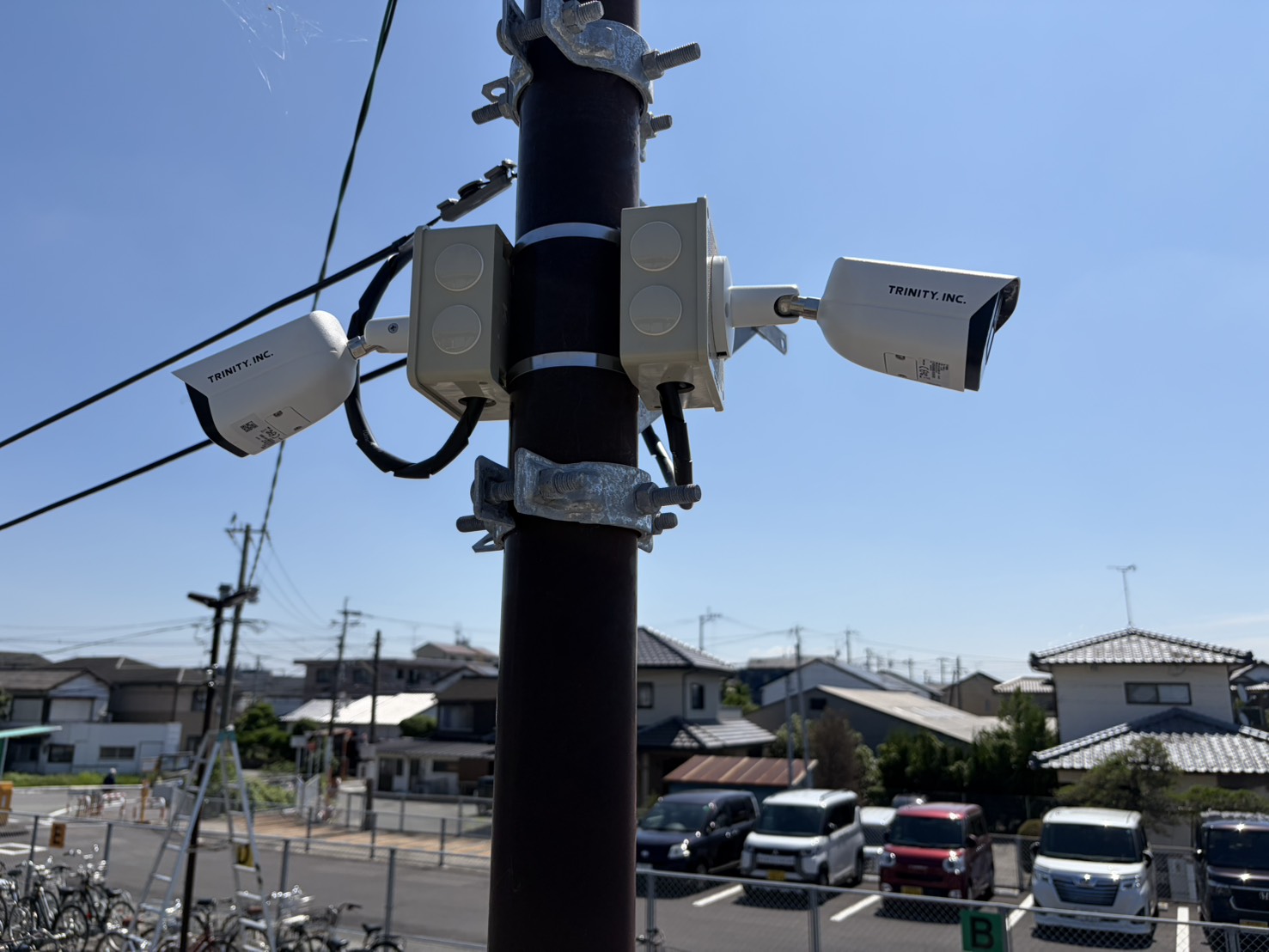 電柱に設置されたレンタル型防犯カメラ