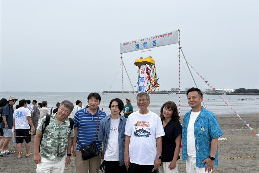 海開きゲート前にて