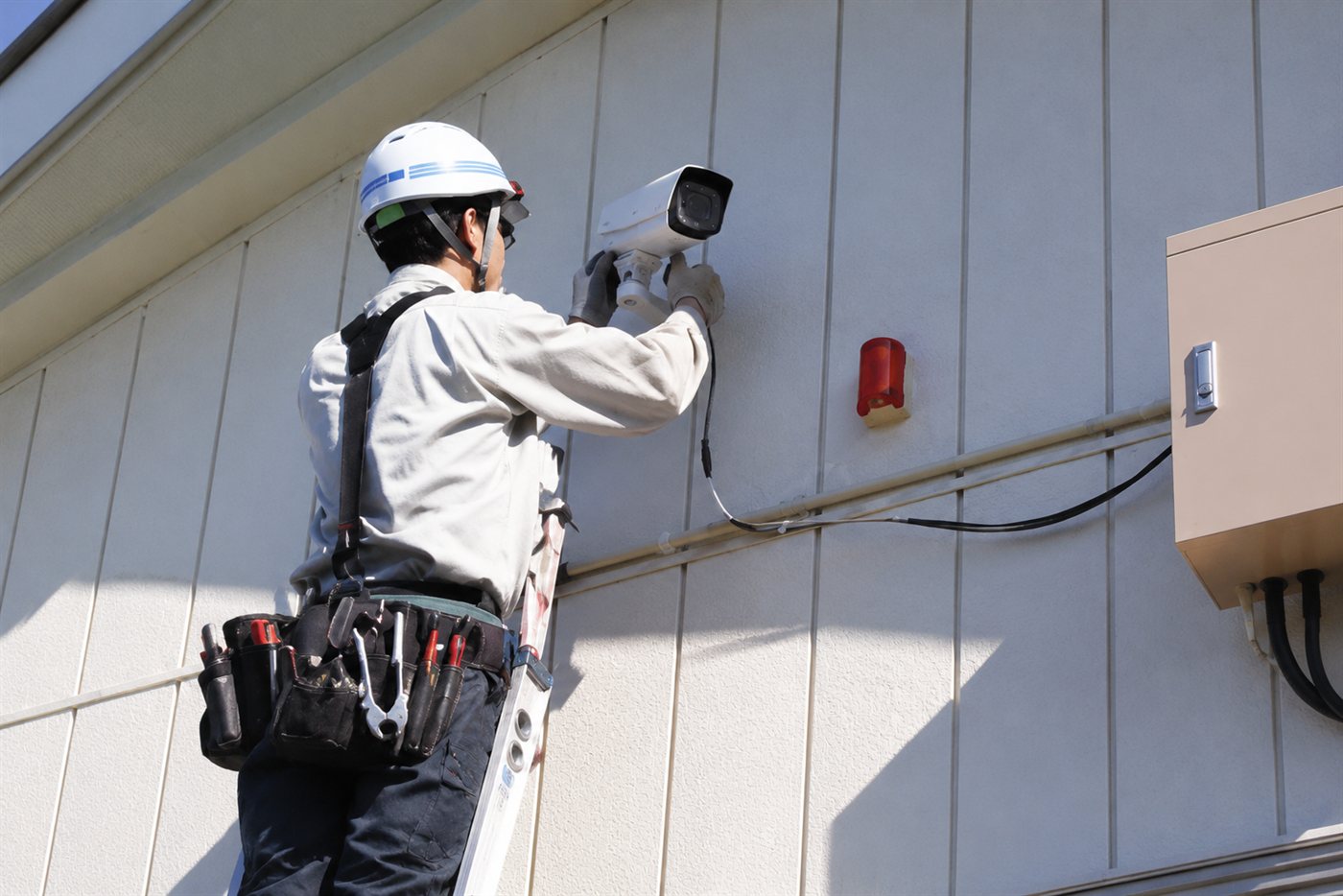 防犯カメラの設置作業|現地確認・配線・電柱設置まで対応