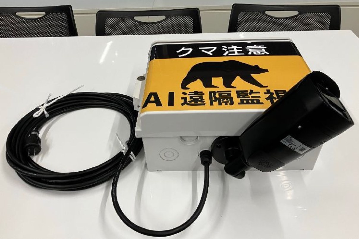 「クマ注意 AI遠隔監視中」の表示が付いたボックスとカメラ、電源ケーブルのセット