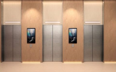 エレベーターホールの扉の間に付けた画面